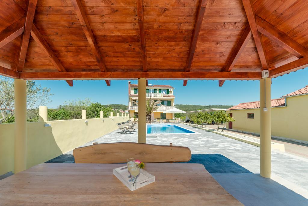Crowonder Sun&Fun Holiday House With Large Swimming Pool, Playroom And Garden Bibinje Exterior photo