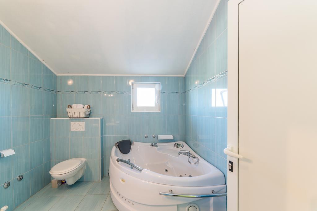 Crowonder Sun&Fun Holiday House With Large Swimming Pool, Playroom And Garden Bibinje Exterior photo