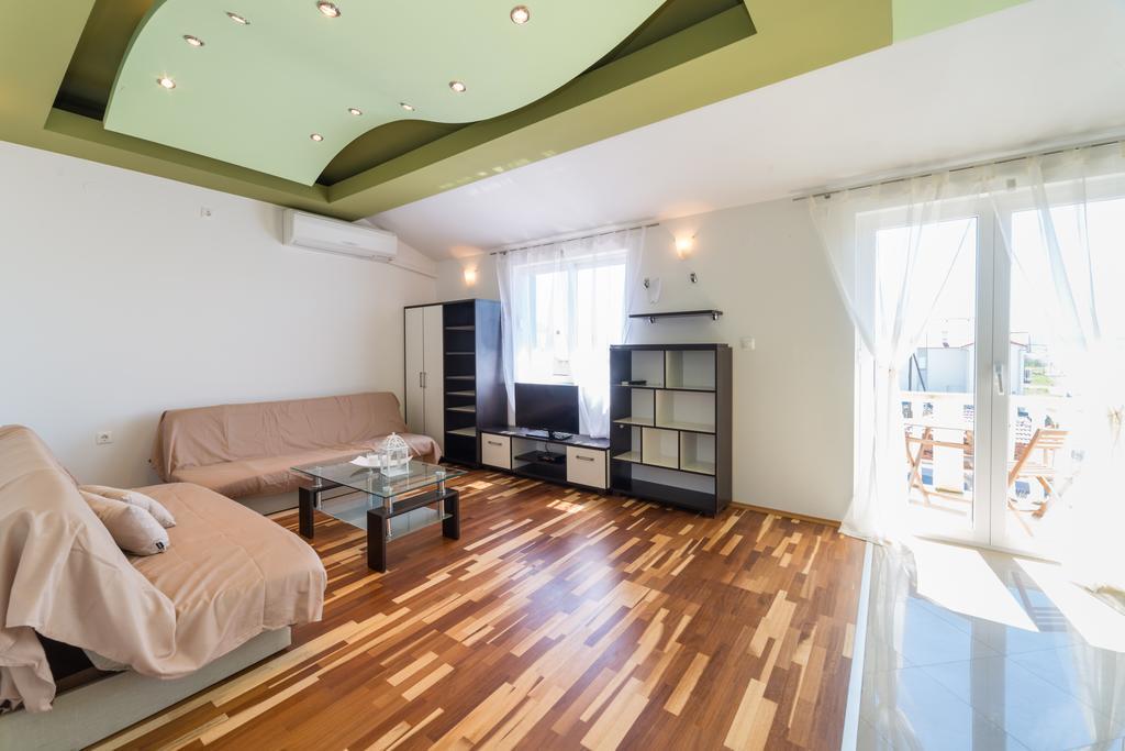 Crowonder Sun&Fun Holiday House With Large Swimming Pool, Playroom And Garden Bibinje Exterior photo