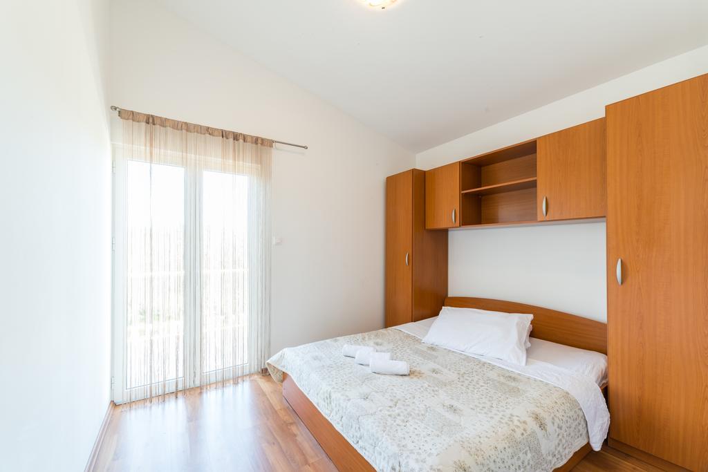 Crowonder Sun&Fun Holiday House With Large Swimming Pool, Playroom And Garden Bibinje Exterior photo