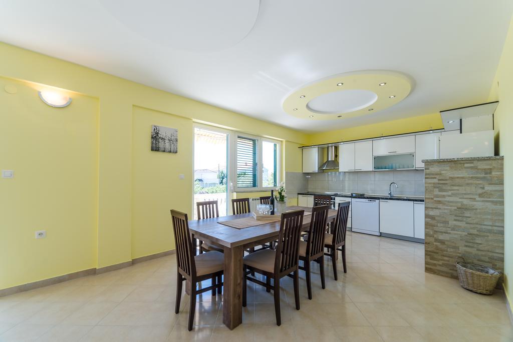 Crowonder Sun&Fun Holiday House With Large Swimming Pool, Playroom And Garden Bibinje Exterior photo