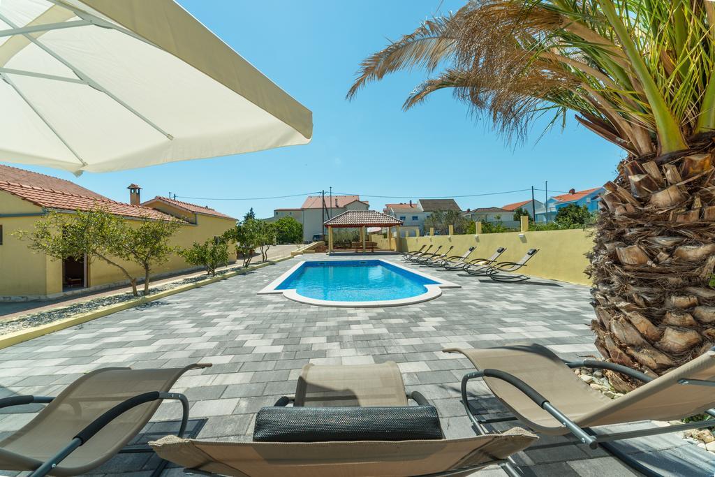 Crowonder Sun&Fun Holiday House With Large Swimming Pool, Playroom And Garden Bibinje Exterior photo
