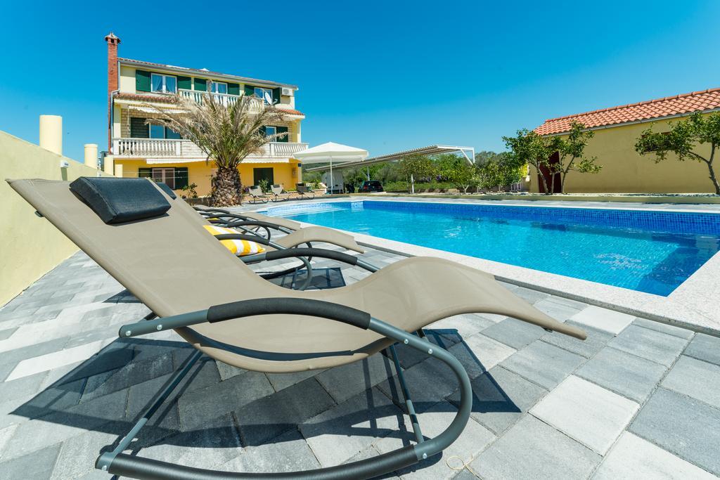 Crowonder Sun&Fun Holiday House With Large Swimming Pool, Playroom And Garden Bibinje Exterior photo