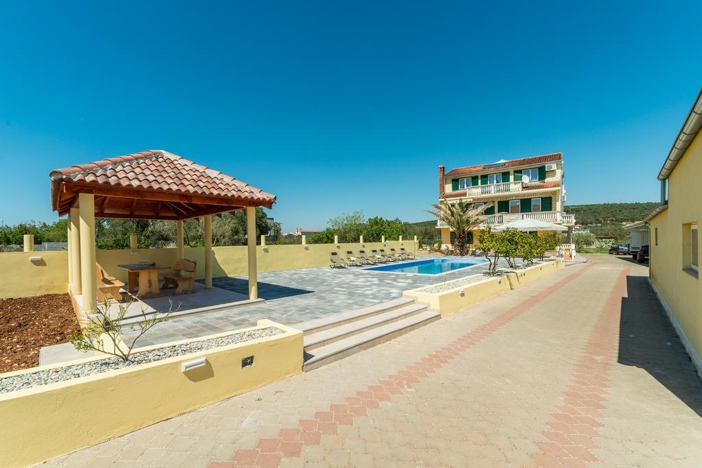 Crowonder Sun&Fun Holiday House With Large Swimming Pool, Playroom And Garden Bibinje Exterior photo